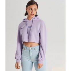 Krótka bluza z kapturem - Fioletowy. Fioletowe bluzy damskie Cropp, s, bez wzorów, z krótkim rękawem, krótkie, z kapturem. Za 69,99 zł.