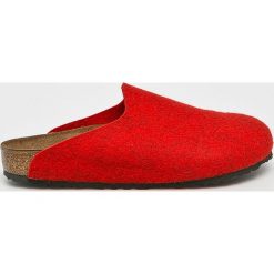 Birkenstock - Kapcie. Czerwone kapcie damskie marki Birkenstock, z gumy. Za 239,90 zł.