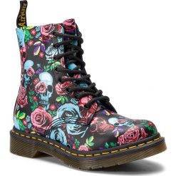 Glany DR. MARTENS - 1460 Pascal Rose 24427102 Multi. Czarne glany damskie Dr. Martens, ze skóry, klasyczne, bez obcasa, bez zapięcia. Za 669,00 zł.