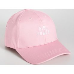 Czapka Girl power - Różowy. Różowe czapki damskie Sinsay, bez wzorów. Za 9,99 zł.