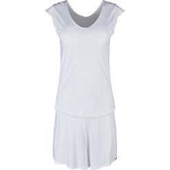 Kombinezon w kolorze białym. Białe kombinezony damskie Skiny Women & Men, w koronkowe wzory, z koronki, bez kołnierzyka, bez rękawów. W wyprzedaży za 87,95 zł.