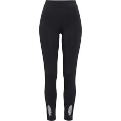 Legginsy z nadrukiem w pióra bonprix czarno-biały z nadrukiem. Czarne spodnie damskie bonprix, z nadrukiem. Za 49,99 zł.