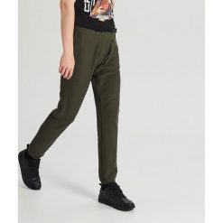 Dresowe joggery z paskiem - Khaki. Brązowe spodnie męskie Cropp, s, bez wzorów, z dresówki. W wyprzedaży za 69,99 zł.