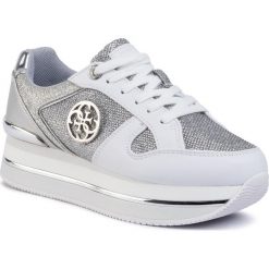 Sneakersy GUESS - Dealy FL5DLY FAM12 WHITE/SILVER. Szare półbuty damskie Guess, ze skóry ekologicznej. Za 559,00 zł.