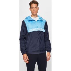 Calvin Klein Jeans - Kurtka. Niebieskie płaszcze męskie Calvin Klein Jeans, s, bez wzorów, z poliesteru, krótkie, z kapturem. W wyprzedaży za 319,90 zł.