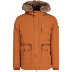 Kurtka zimowa Guess M94L40 WC8Z0. Zielone kurtki męskie Guess, na zimę, m, z aplikacjami, z poliesteru, bez kaptura. W wyprzedaży za 599,00 zł.