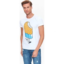T-SHIRT MĘSKI Z NADRUKIEM. Szare t-shirty męskie z nadrukiem Top Secret, na jesień, m, z bawełny. Za 19,99 zł.