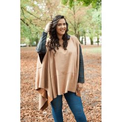 Camelowe asymetryczne zamszowe ponczo MODA XXL. Czarne poncza damskie Moda Size Plus Iwanek, na zimę, xxl, bez wzorów, z poliesteru, eleganckie, bez rękawów, bez kaptura. Za 119,90 zł.