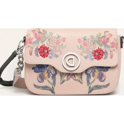 Desigual - Torebka. Różowe listonoszki damskie Desigual, w paski, ze skóry ekologicznej, na ramię, z nadrukiem, z aplikacjami. W wyprzedaży za 239,90 zł.