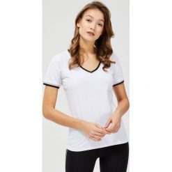 T-shirt z metaliczną lamówką. Białe bluzki damskie Moodo, l, bez wzorów, z elastanu, z dekoltem w serek, z krótkim rękawem. Za 29,99 zł.