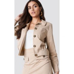 NA-KD Trend Krótka kurtka - Beige. Brązowe kurtki damskie marki NA-KD Trend, bez wzorów, z tkaniny, długie, bez kaptura. Za 242,95 zł.