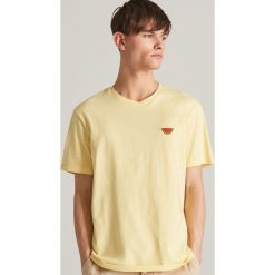 T-shirt z minimalistycznym haftem - Żółty. Żółte t-shirty męskie Reserved, s, z haftami, bez kołnierzyka. Za 49,99 zł.