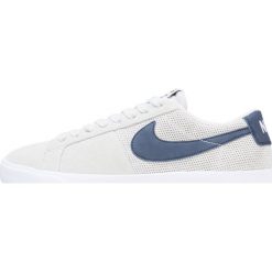 Nike SB BLAZER VAPOR Tenisówki i Trampki summit white/obsidian. Białe trampki męskie marki Nike SB, ze skóry. W wyprzedaży za 303,20 zł.