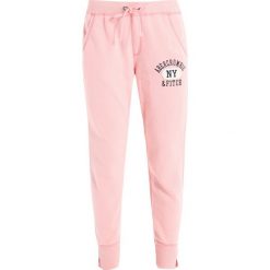Spodnie dresowe damskie: Abercrombie & Fitch CHAIN JOGGER Spodnie treningowe med pink