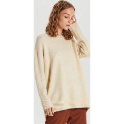 Gładki sweter oversize - Kremowy. Białe swetry damskie Cropp, s, bez wzorów, bez rękawów, bez kaptura. W wyprzedaży za 59,99 zł.