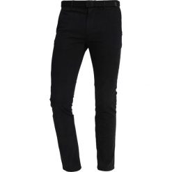 Marc O'Polo DENIM GARMENT DYE PANTS Chinosy black. Czarne spodnie męskie marki Marc O'Polo DENIM, m, bez wzorów, z elastanu. Za 389,00 zł.