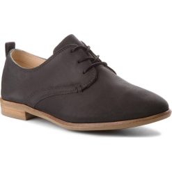 Oxfordy CLARKS - Alice Mae 261309484 Black Nubuck. Czarne półbuty damskie marki Clarks, na obcasie. W wyprzedaży za 239,00 zł.