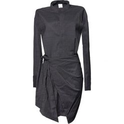 Sukienka w kolorze szarym ze wzorem. Szare sukienki damskie Pinko, w kratkę, z wełny, bez kołnierzyka, bez rękawów, midi. W wyprzedaży za 429,95 zł.