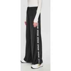 Reebok - Spodnie. Czarne spodnie damskie Reebok, s, bez wzorów, z poliesteru. Za 199,90 zł.