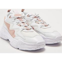 Kolorowe sneakersy na grubej podeszwie - Różowy. Różowe sneakersy damskie House. Za 139,99 zł.