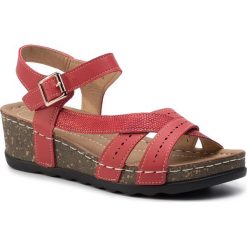 Sandały CLARA BARSON - WSSL72-2 Red. Czerwone klapki damskie Clara Barson, bez wzorów, ze skóry ekologicznej, bez obcasa, na obcasie. Za 69,99 zł.