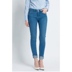 Levi's - Jeansy Line 8. Czerwone rurki damskie marki Levi's®. W wyprzedaży za 199,90 zł.
