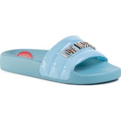 Klapki LOVE MOSCHINO - JA28022G1AID0700 Azzurro. Niebieskie klapki damskie Love Moschino, bez wzorów, ze skóry ekologicznej, bez obcasa. Za 449,00 zł.