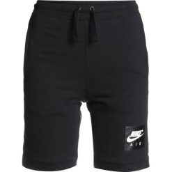 Nike Performance AIR SHORT Krótkie spodenki sportowe black/black/white. Czarne spodenki chłopięce Nike Performance, z bawełny, sportowe. W wyprzedaży za 125,10 zł.