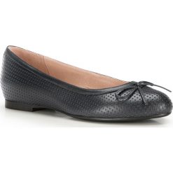 Buty damskie. Czarne baleriny damskie Wittchen, bez wzorów, ze skóry, klasyczne, bez obcasa. W wyprzedaży za 279,90 zł.