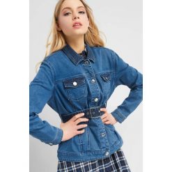 Jeansowa kurtka z paskiem. Niebieskie kurtki damskie Orsay, w paski, z elastanu, długie. Za 139,99 zł.