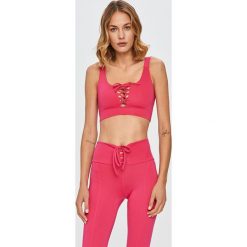 Guess Jeans - Biustonosz sportowy. Czarne biustonosze sportowe damskie Guess Jeans, s, z nadrukiem, z poliesteru. Za 199,90 zł.