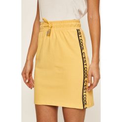 Only - Spódnica. Żółte spódniczki damskie ONLY, na co dzień, s, z aplikacjami, z elastanu, casualowe, mini, proste. Za 119,90 zł.