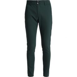 Mos Mosh BLAKE NIGHT PANT Spodnie materiałowe green. Zielone spodnie damskie marki Mos Mosh, bez wzorów, z elastanu. Za 599,00 zł.