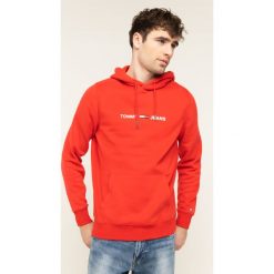 Bluza Tommy Jeans Straight Small Logo DM0DM07622. Czerwone bluzy męskie Tommy Jeans, m, bez wzorów, z bawełny, bez kołnierzyka, bez rękawów, bez kaptura. W wyprzedaży za 299,00 zł.