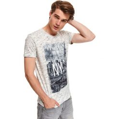 T-shirt z nadrukiem. Brązowe t-shirty męskie Top Secret, na jesień, xl, z nadrukiem, klasyczne, z klasycznym kołnierzykiem, krótkie. W wyprzedaży za 59,99 zł.