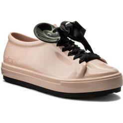 Półbuty MELISSA - Be + Disney Ad 32259 Pink/Black 51647. Różowe półbuty damskie Melissa, z motywem z bajki, z tworzywa sztucznego, bez obcasa, na płaskiej podeszwie, bez zapięcia. W wyprzedaży za 319,00 zł.