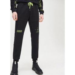 Dresowe joggery basic - Czarny. Czarne spodnie męskie Cropp, s, bez wzorów, z dresówki. Za 79,99 zł.