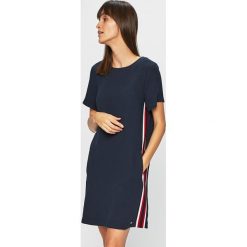 Tommy Hilfiger - Sukienka. Niebieskie sukienki damskie TOMMY HILFIGER, na co dzień, z haftami, z elastanu, casualowe, z okrągłym kołnierzem, bez rękawów, mini, proste. Za 579,90 zł.