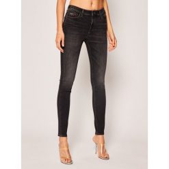Jeansy Skinny Fit Tommy Jeans Nora Dyabk DW0DW08180. Czarne jeansy damskie Tommy Jeans, bez wzorów, z jeansu. W wyprzedaży za 359,00 zł.