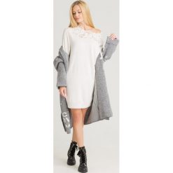 SUKIENKA Liu Jo. Białe sukienki damskie Liu Jo, na imprezę, xs, w koronkowe wzory, z kaszmiru, z okrągłym kołnierzem, bez rękawów, mini. Za 521,40 zł.