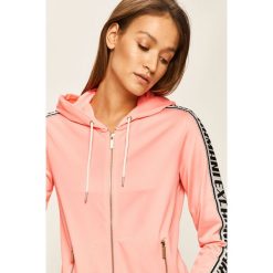 Armani Exchange - Bluza. Różowe bluzy damskie Armani Exchange, s, z aplikacjami, z poliesteru, bez rękawów, z kapturem. W wyprzedaży za 479,90 zł.