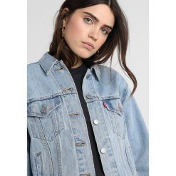 Levi's® EX BOYFRIEND TRUCKER Kurtka jeansowa indigo. Niebieskie kurtki damskie jeansowe marki Levi's®, l. W wyprzedaży za 412,30 zł.