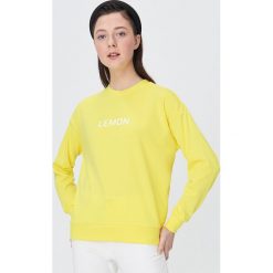Jednokolorowa bluza z napisem - Żółty. Żółte bluzy damskie Sinsay, s, z napisami, bez rękawów, bez kaptura. W wyprzedaży za 15,99 zł.