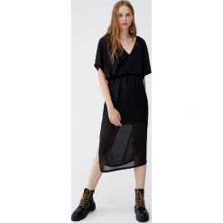 Plisowana sukienka z dekoltem w serek. Czarne sukienki damskie Pull&Bear, bez wzorów, z dekoltem w serek, bez rękawów. Za 79,90 zł.