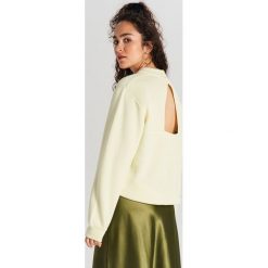 Bluza z wycięciem na plecach - Żółty. Żółte bluzy damskie Cropp, s, bez wzorów, bez rękawów, bez kaptura. Za 79,99 zł.