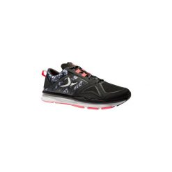 Buty fitness kardio 900 damskie. Czarne buty damskie do fitnessu marki DOMYOS, z poliesteru. W wyprzedaży za 109,99 zł.
