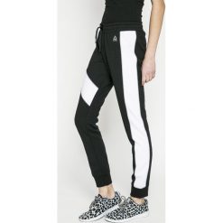 Reebok - Spodnie. Czarne bryczesy damskie marki Reebok, s, z bawełny. W wyprzedaży za 129,90 zł.
