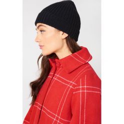 NA-KD Accessories Czapka z prążkowanej dzianiny - Black. Czarne czapki damskie marki NA-KD Accessories, z dzianiny. Za 73,95 zł.