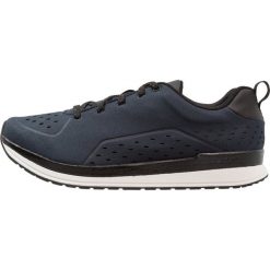 Shimano Buty rowerowe navy. Niebieskie buty sportowe damskie marki Shimano, z tworzywa sztucznego, rowerowe. Za 419,00 zł.