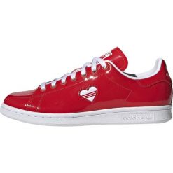 Czerwone Buty adidas Originals Stan Smith W G28136. Czerwone buty sportowe damskie Adidas, bez wzorów, ze skóry, klasyczne. W wyprzedaży za 459,00 zł.